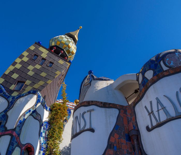 Friedensreich Hundertwasser: Ein Künstlerleben im KunstHaus Abensberg. (Foto: AdobeStock - pwmotion 375172110)