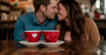 Seriöse Partnersuche bei Dating Cafe. (Foto: AdobeStock Curioso.Photography _808221233)