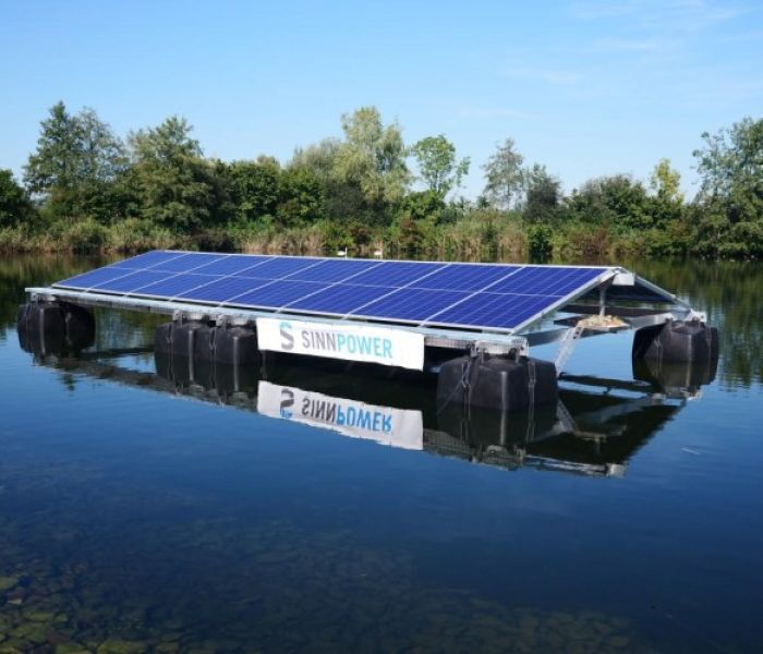 Der erste Modul-Block der schwimmenden Photovoltaikanlage (Foto: SINN Power GmbH)